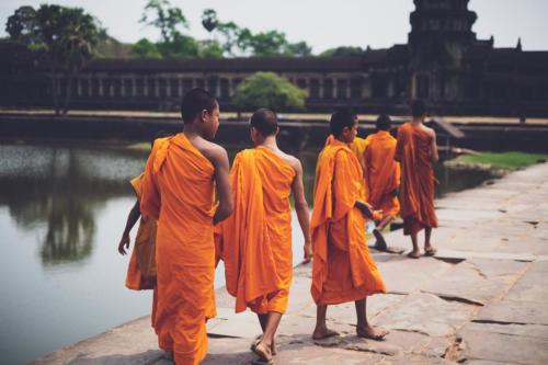 Cambodge -  Angkor Vat - jeunes moines