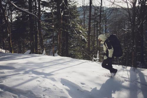 Le plaisir de marcher dans la neige... et ses dangers pour les articulations