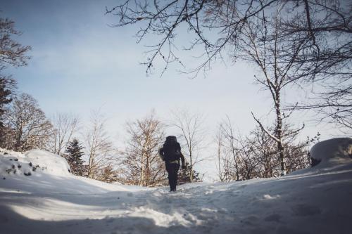 Le plaisir de marcher dans la neige... et ses dangers pour les articulations