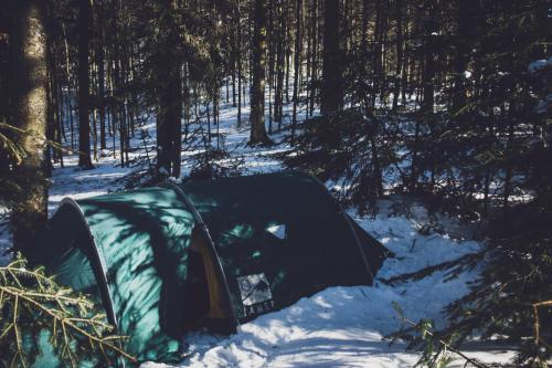 La tente à l'abris du vent et isolée du sol