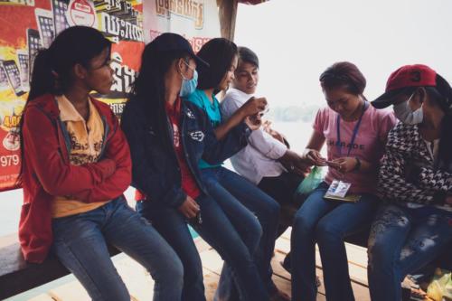 Jeunes filles sur le bac - Cambodge